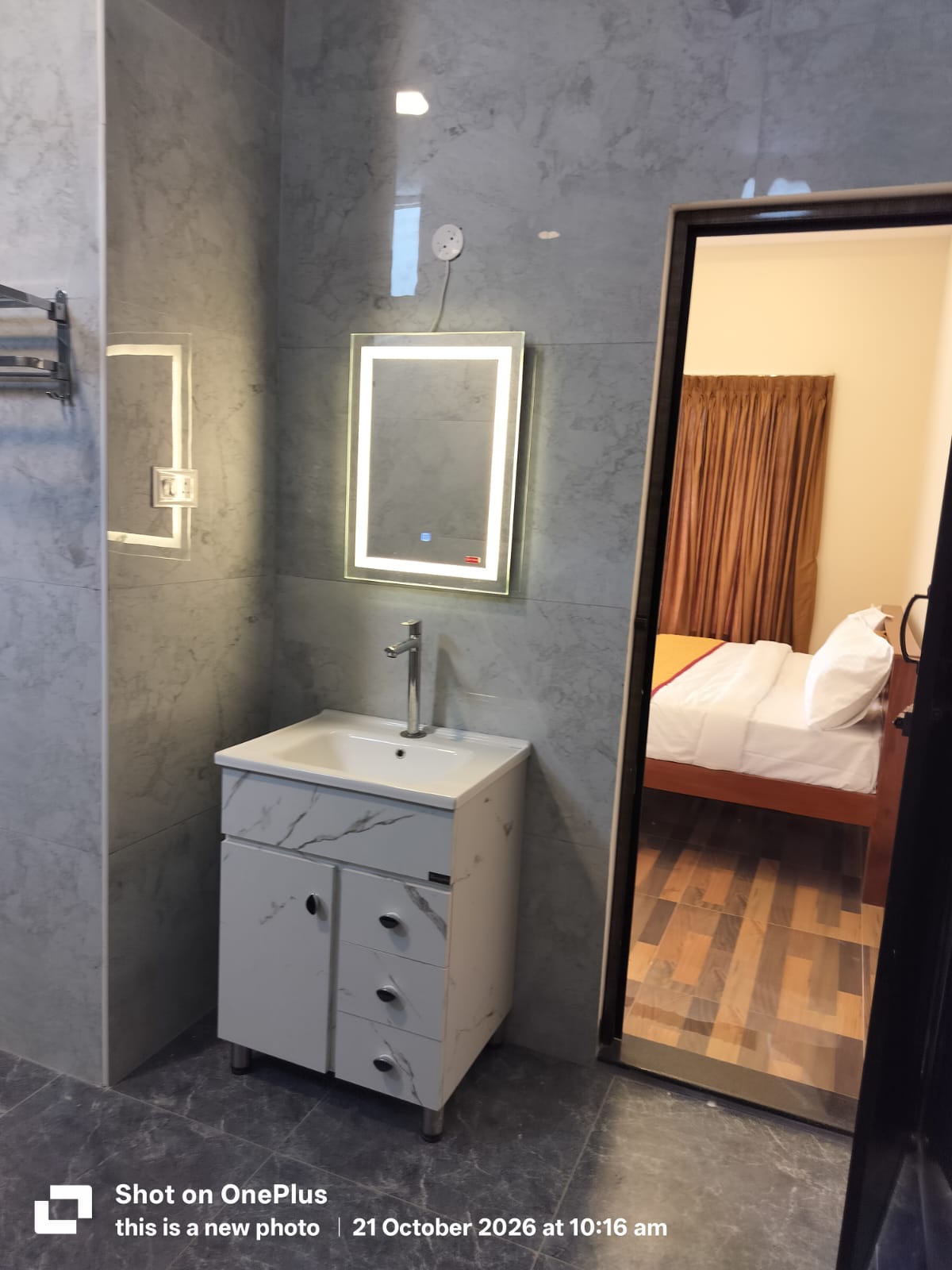 Bathroom vanity and mirror at GS de Breeze