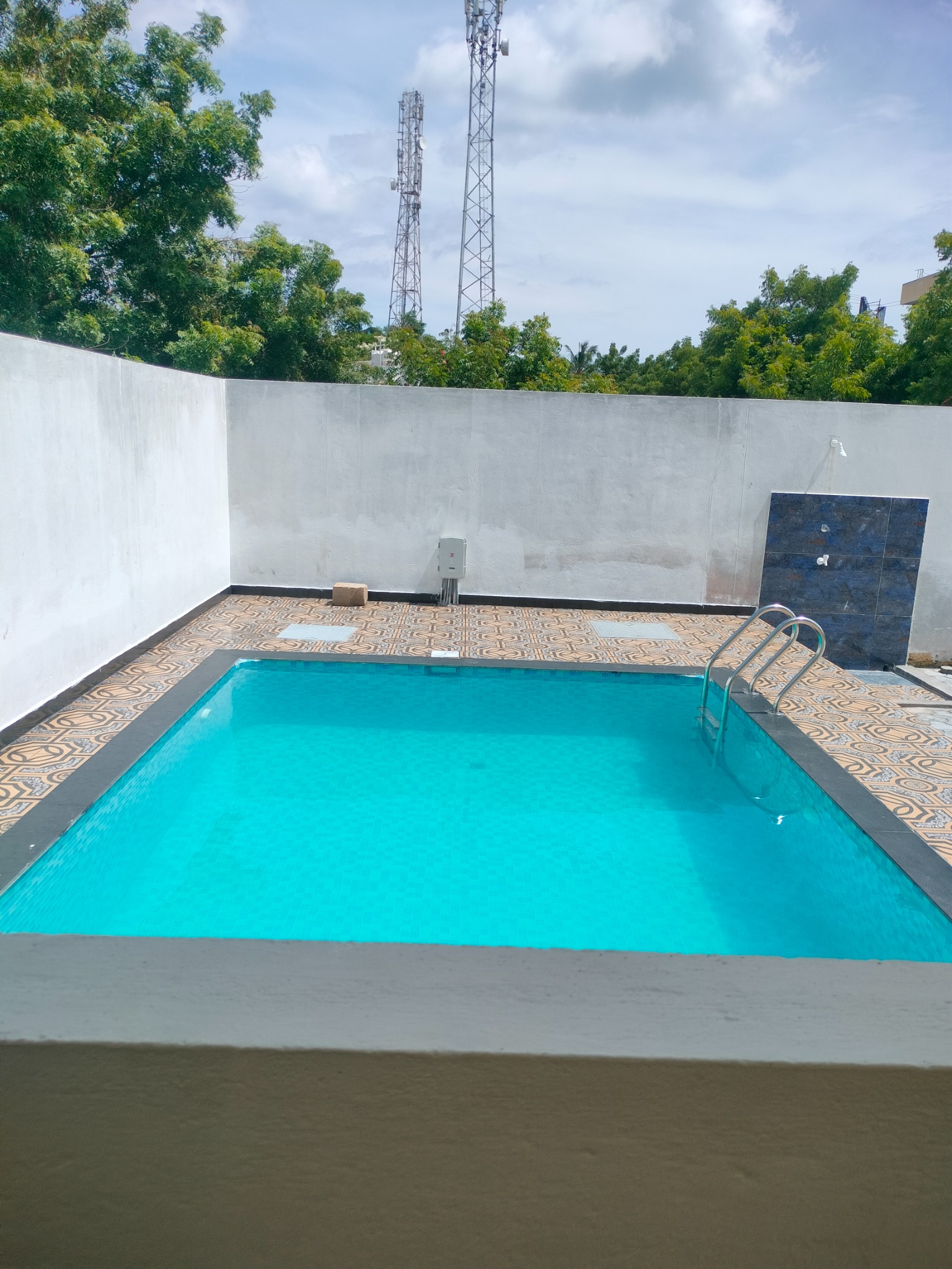 Swimming pool at GS de Breeze with turquoise water and tiled deck