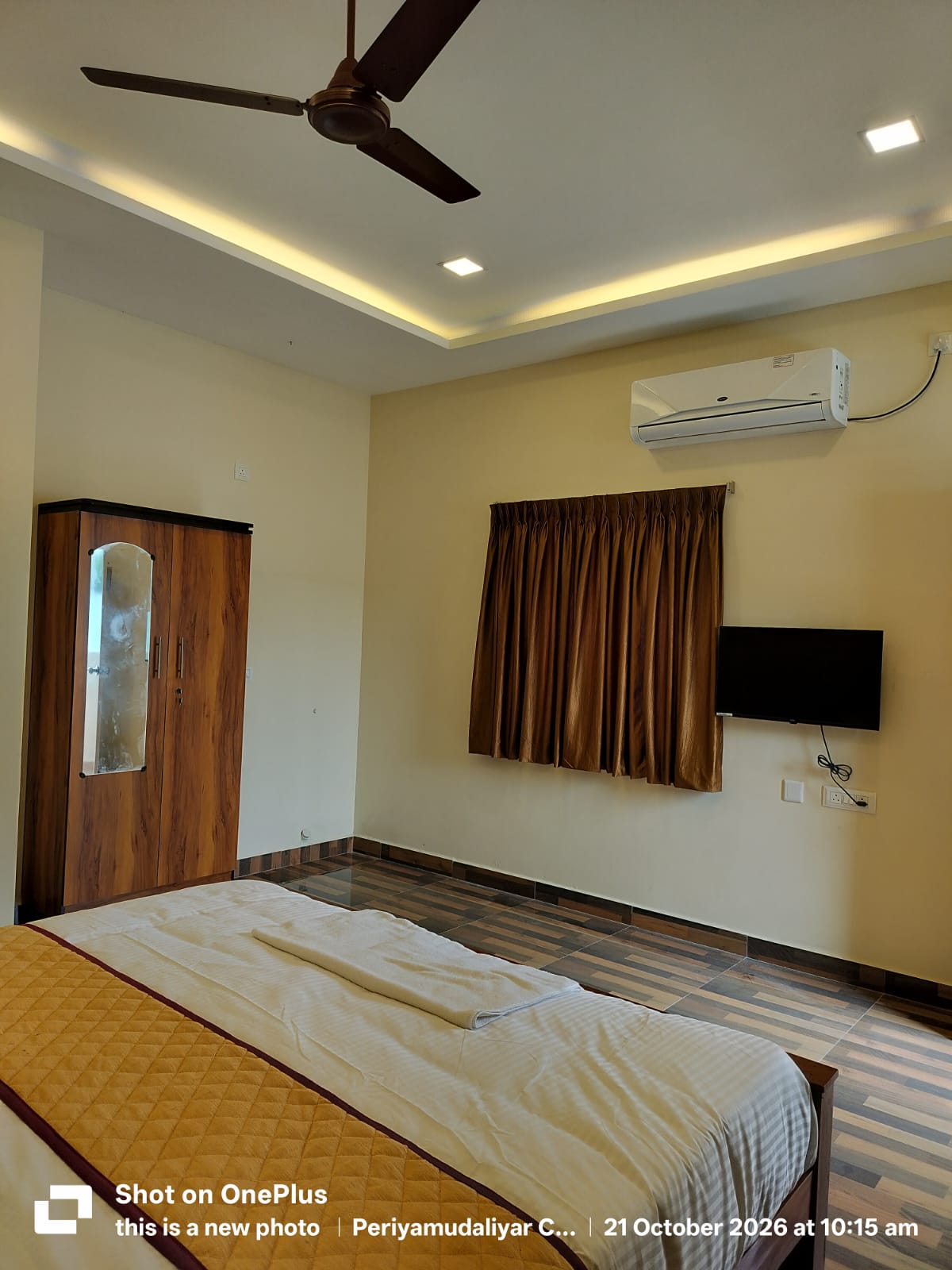 Guest bedroom with bed and warm lighting at GS de Breeze